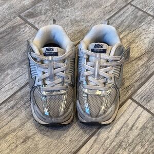 Nike Kids vomero 5 Silver Athletic Sneakers